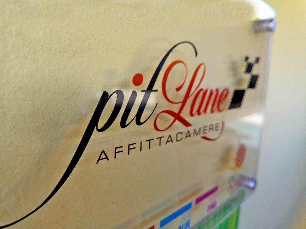 Pit Lane room 6
